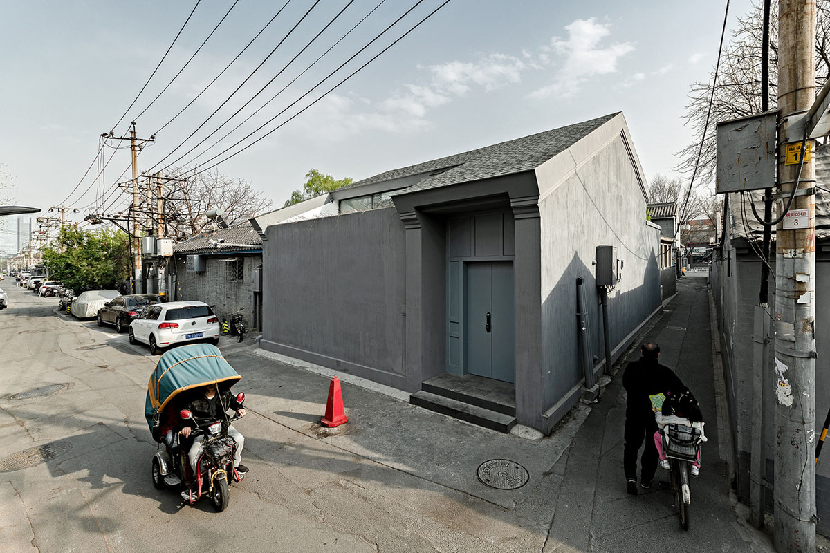 Archstudio transforms Beijing's old building into a multi-brand boutique with mirrored interior