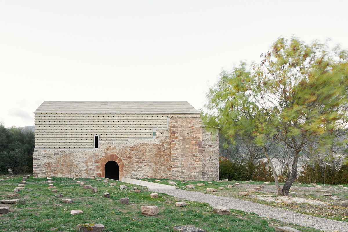 Sebastián Arquitectos SLP converts ancient hermitage into a resting space for pilgrims in Spain 