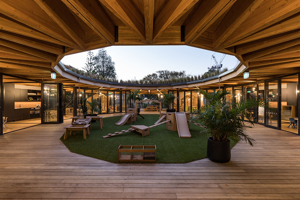 Smith Architects построила учебный центр для детей с круглой зеленой крышей в Новой Зеландии 
