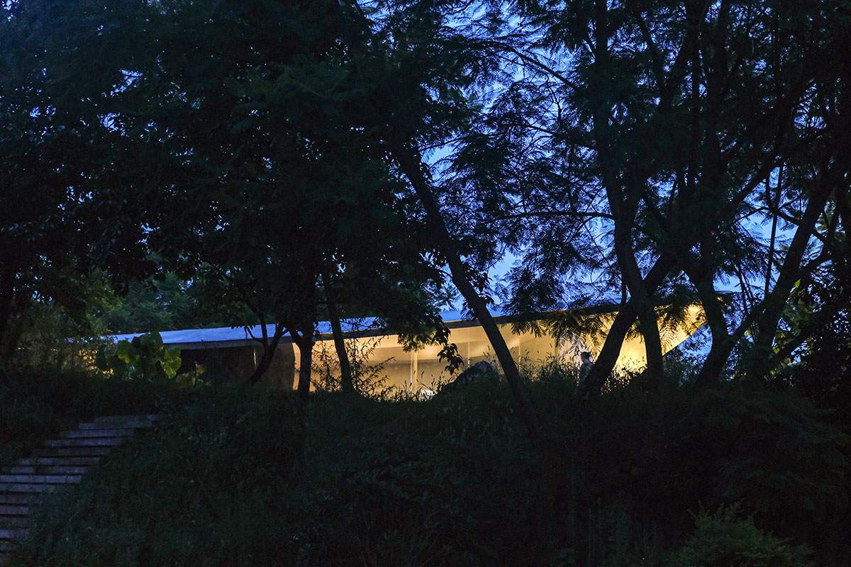 Archermit built a rock-shaped bakery supported by a giant stone in a Chinese village
