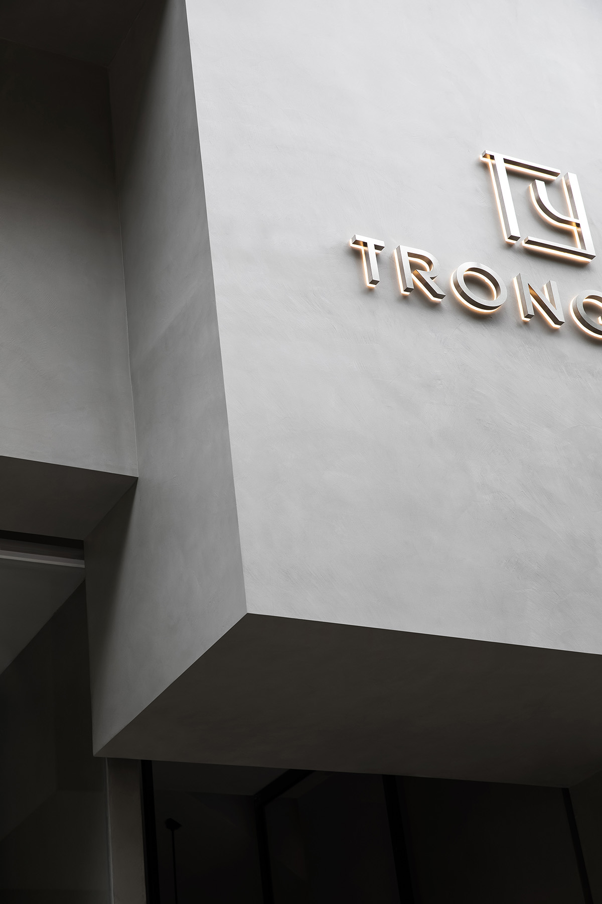 Grey and red colours combined with geometric shapes and shimmering ceiling for fashion store in China