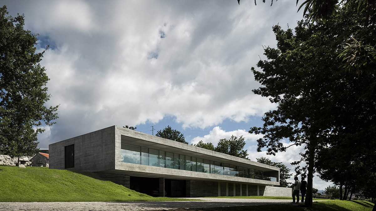 An elongated Sambade house by Spaceworkers presents itself as sober urban landmark in Portugal