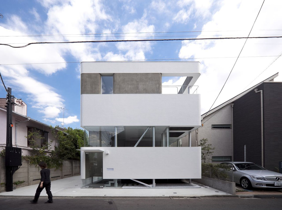 Casting moulds form this fluid private residence and dental clinic designed by N MAEDA ATELIER