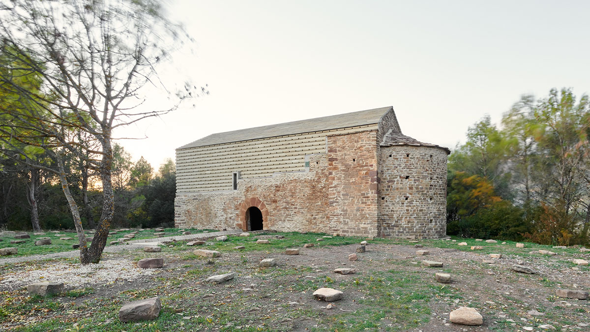 Sebastián Arquitectos SLP converts ancient hermitage into a resting space for pilgrims in Spain 