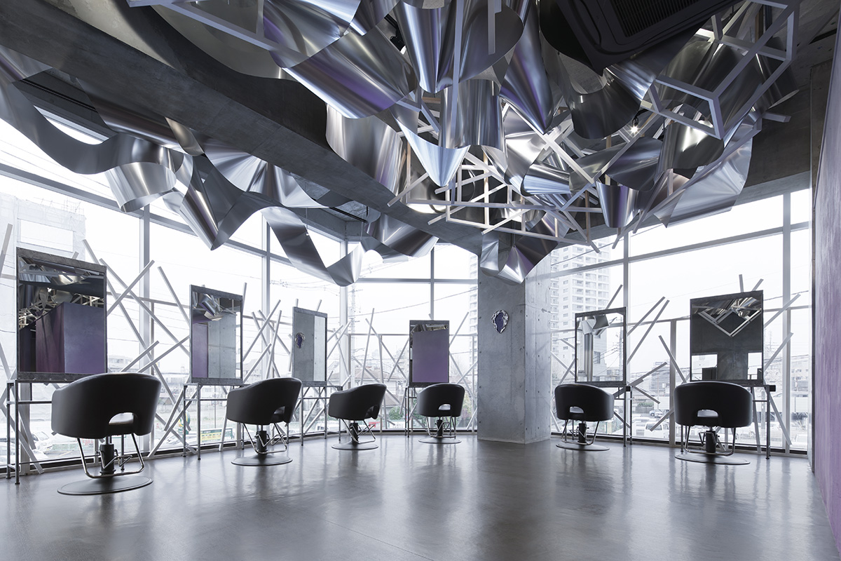 Moriyuki Ochiai creates infinite 3D surface by using thousands of aluminum sheets in a beauty salon