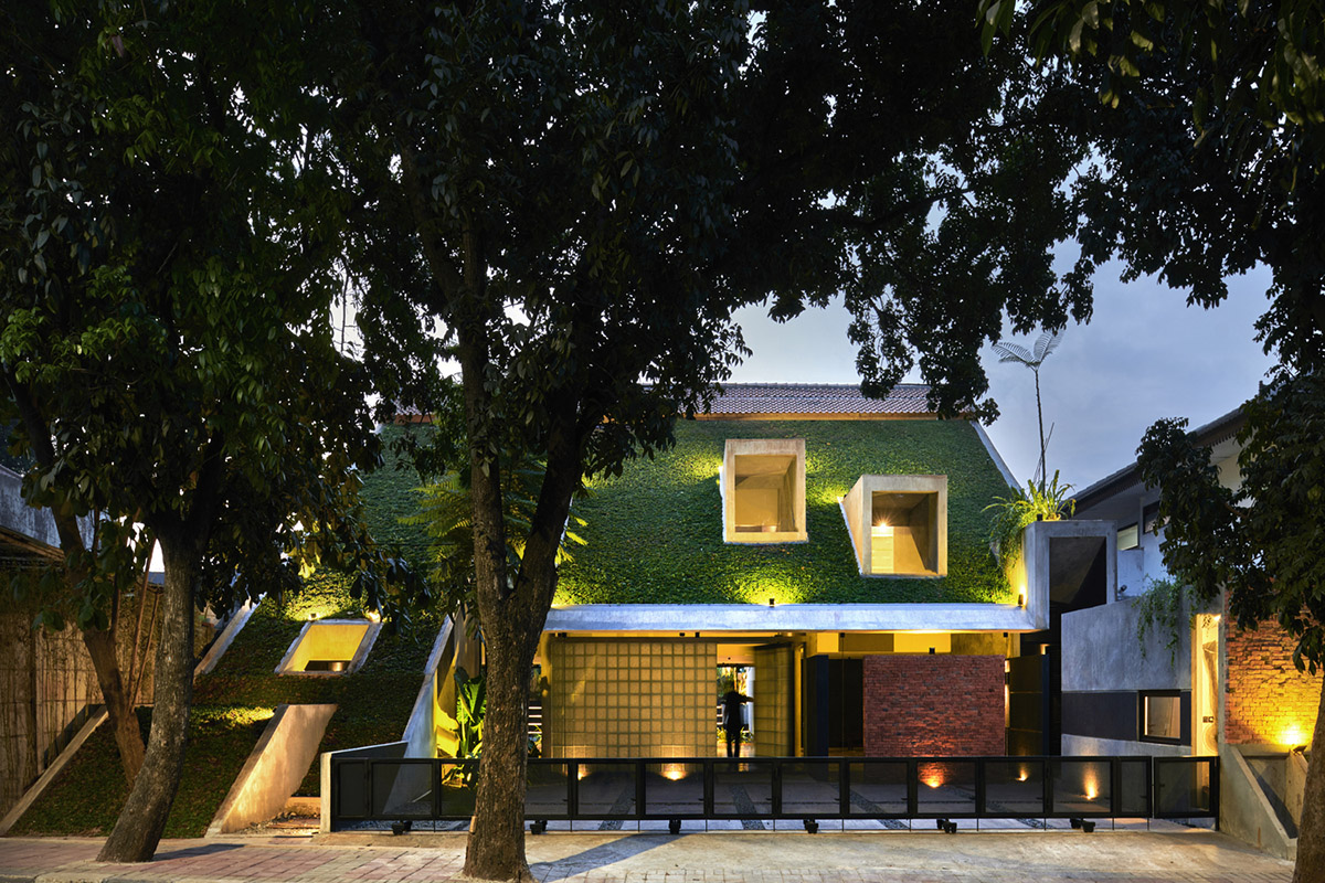 RAD+ar redesigns old vernacular building with tropical architecture as its main office in Jakarta