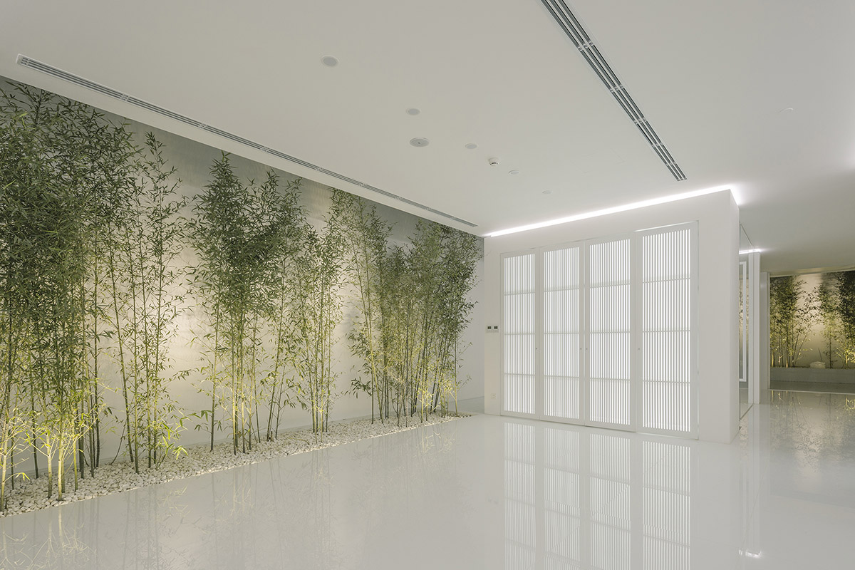 V Studio wraps the whole interior facade of this private residence with bamboo forest in China
