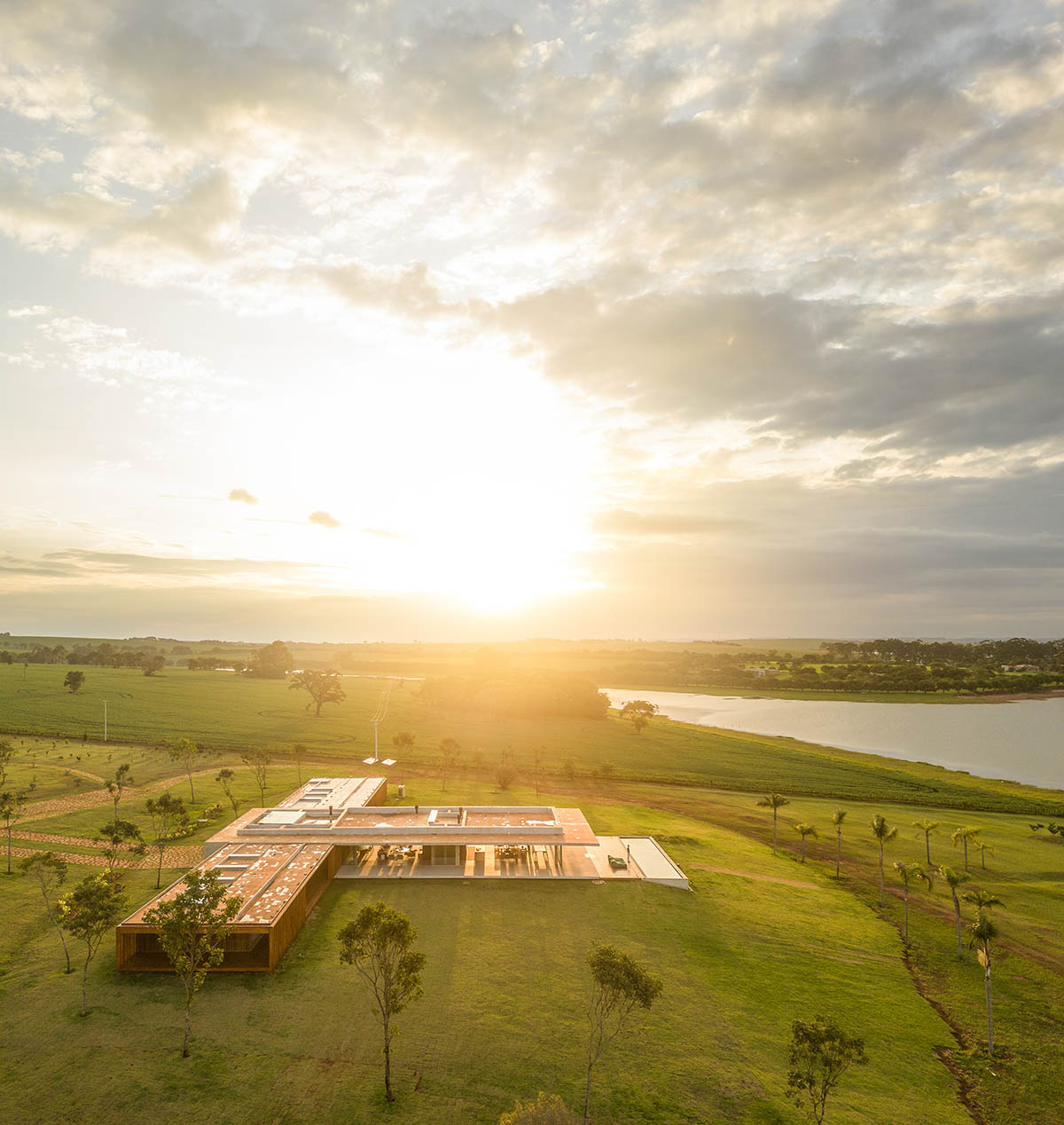 T-shaped weekend house by mf+arquitects is blended with its natural surroundings in São Paulo 