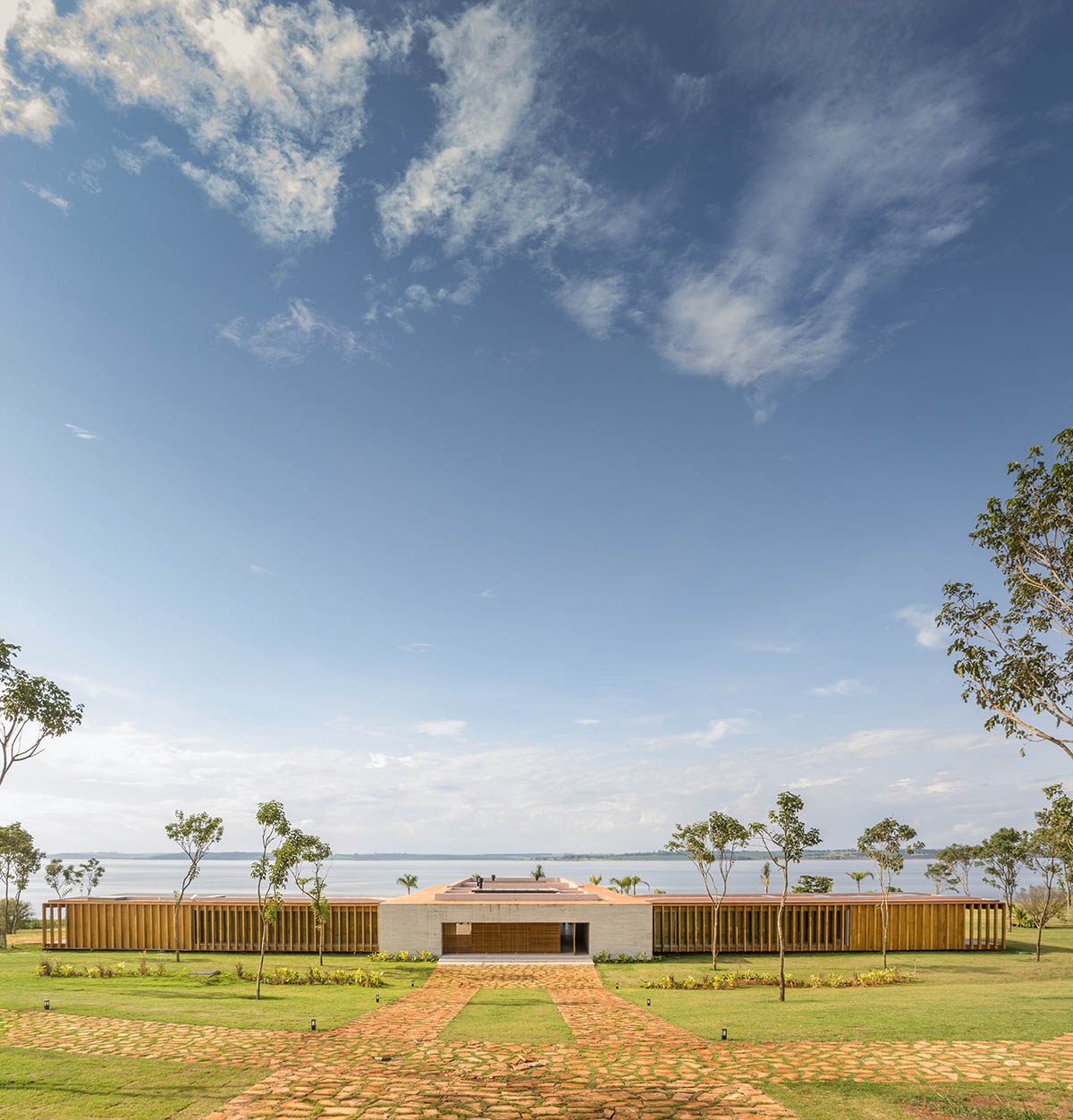 T-shaped weekend house by mf+arquitects is blended with its natural surroundings in São Paulo 
