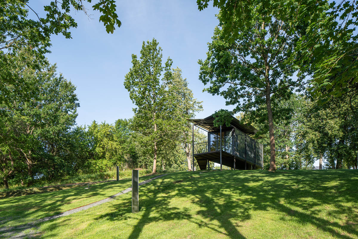 ŠA atelier designs linear black metal cabin to frame the view on natural terrain of Lithuania