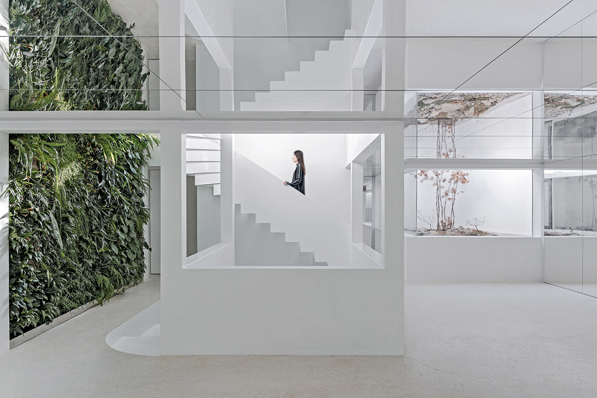 Archstudio transforms Beijing's old building into a multi-brand boutique with mirrored interior