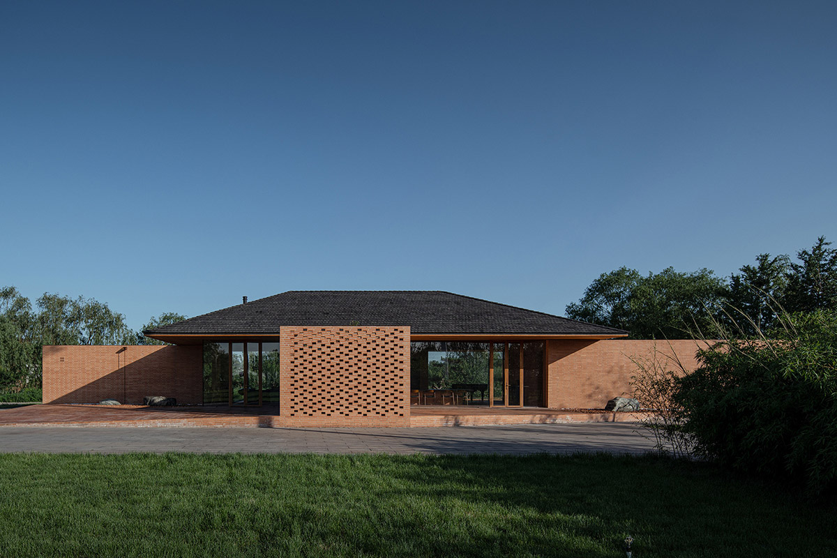 Protruding volumes form for this courtyard villa with beige shale brick in China