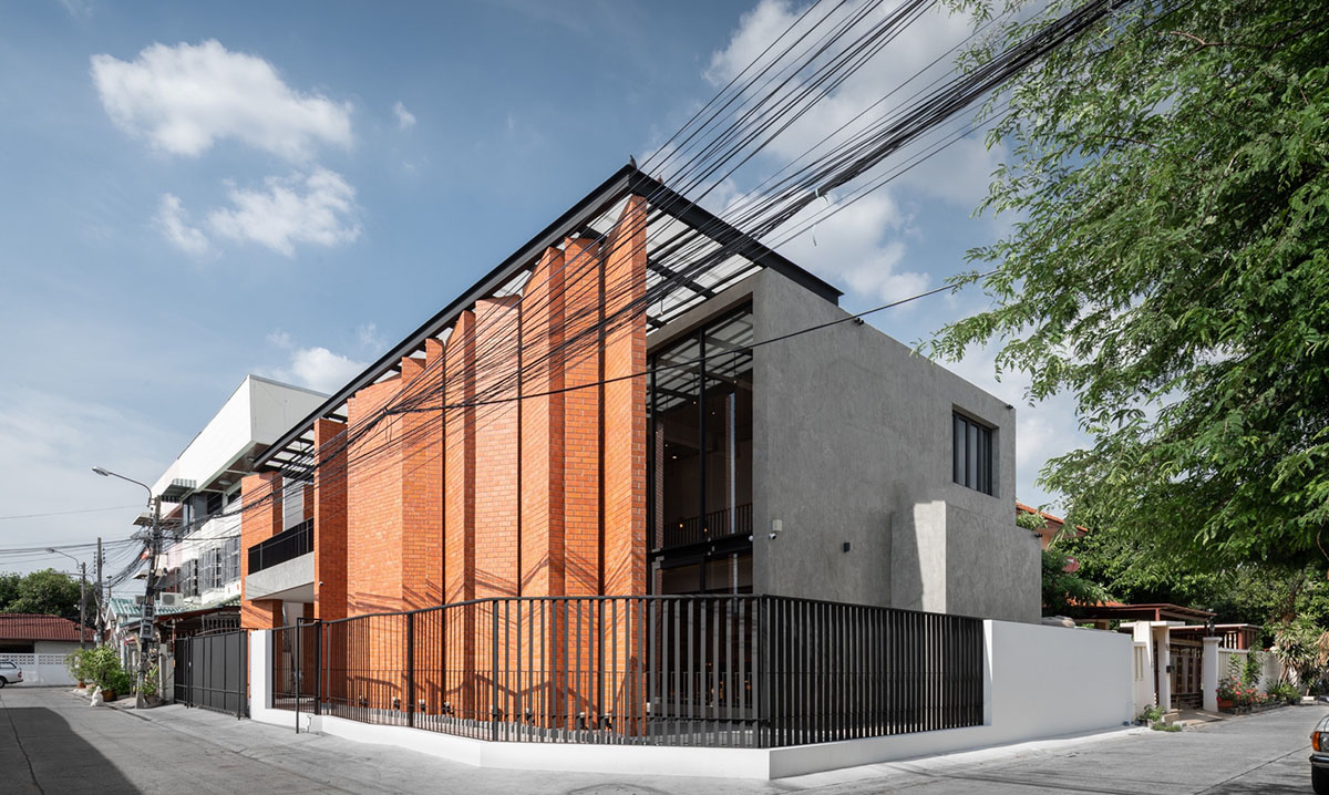Gigantic terracotta-tile walls added to create a buffer zone in Pakkret House in Thailand