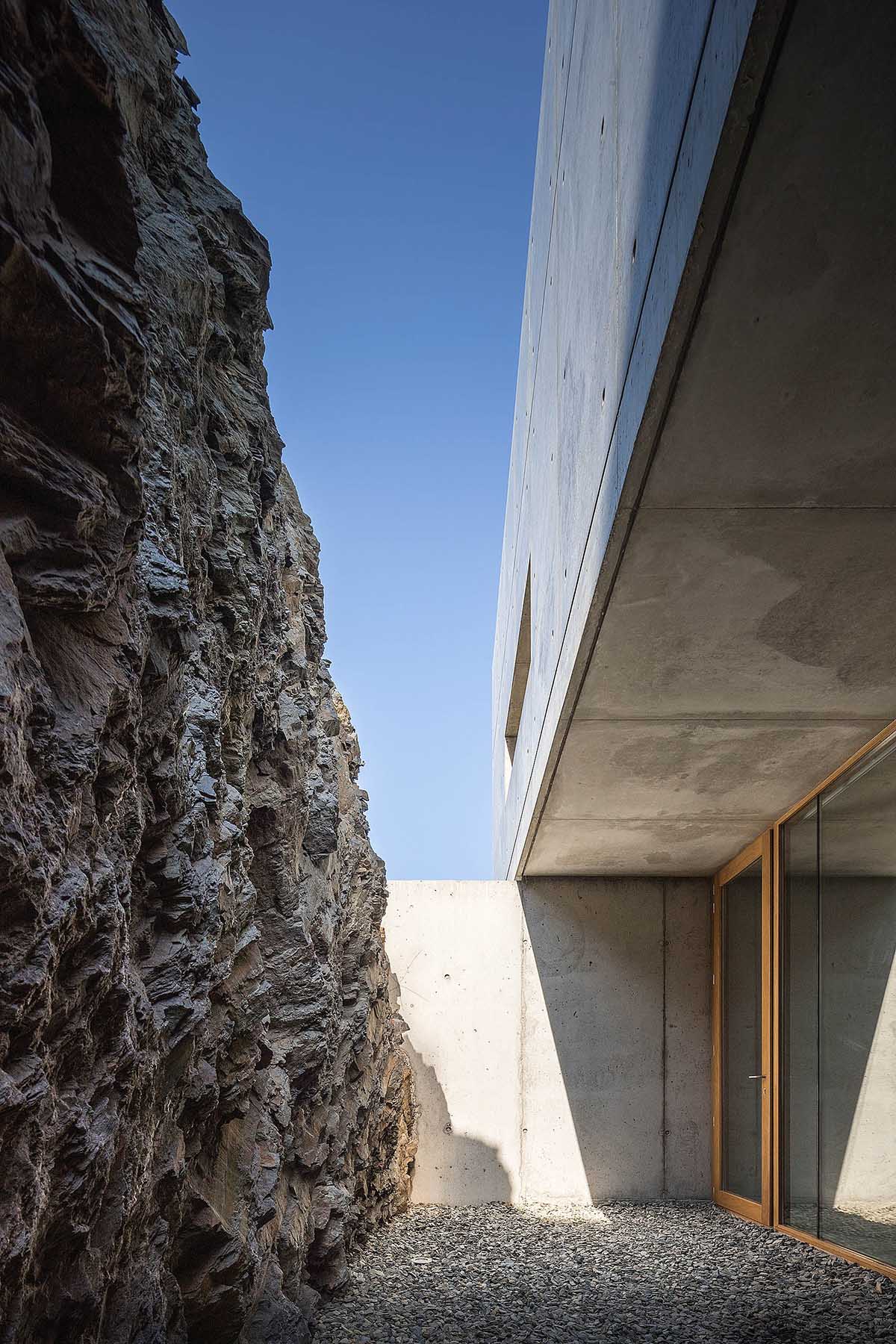 Marià Castelló Architecture completes family house with on a hilly topography in Spain 
