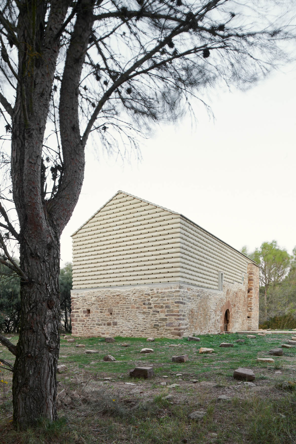 Sebastián Arquitectos SLP converts ancient hermitage into a resting space for pilgrims in Spain 