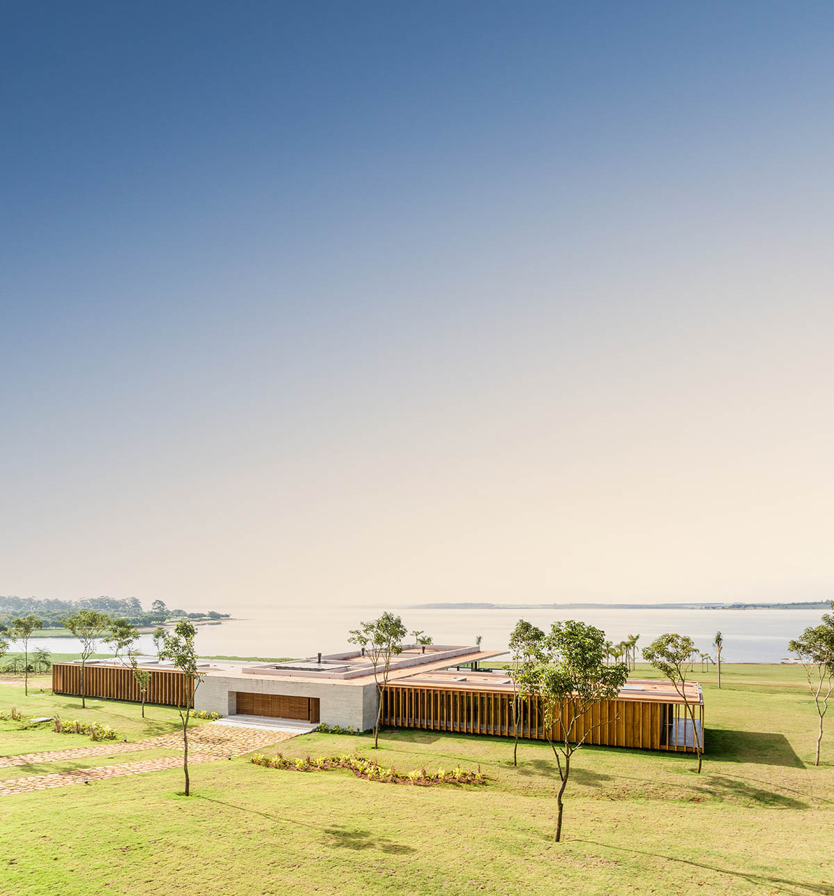 T-shaped weekend house by mf+arquitects is blended with its natural surroundings in São Paulo 
