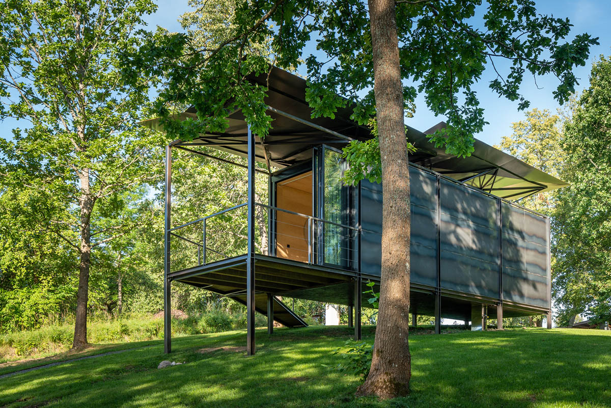 ŠA atelier designs linear black metal cabin to frame the view on natural terrain of Lithuania