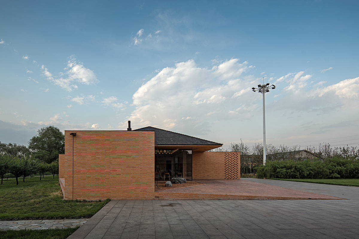 Protruding volumes form for this courtyard villa with beige shale brick in China