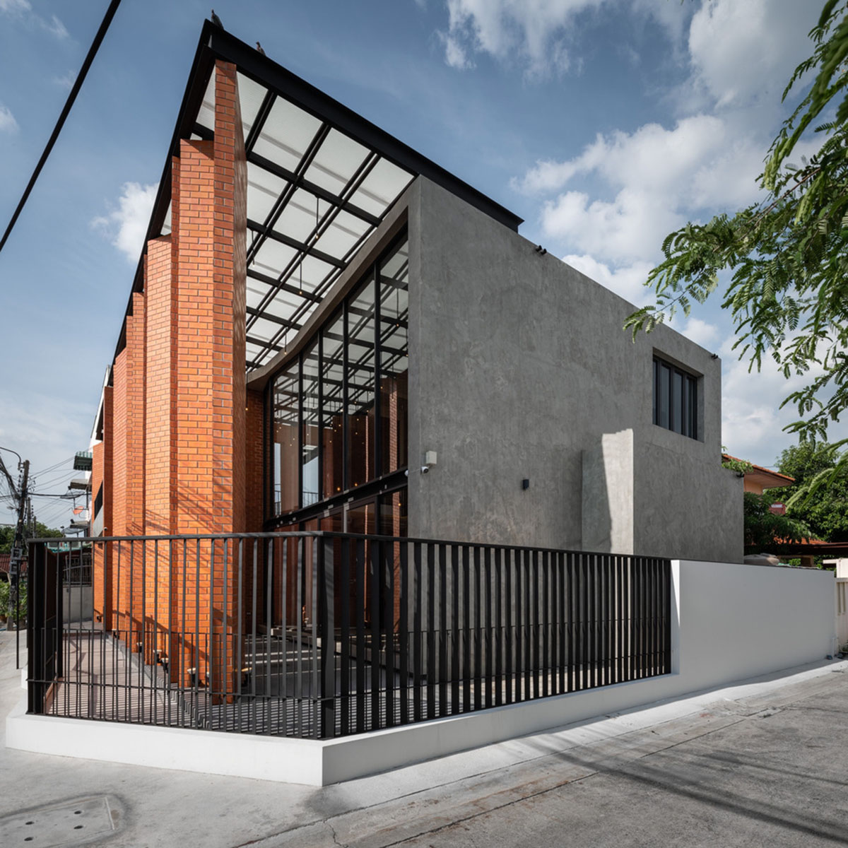 Gigantic terracotta-tile walls added to create a buffer zone in Pakkret House in Thailand