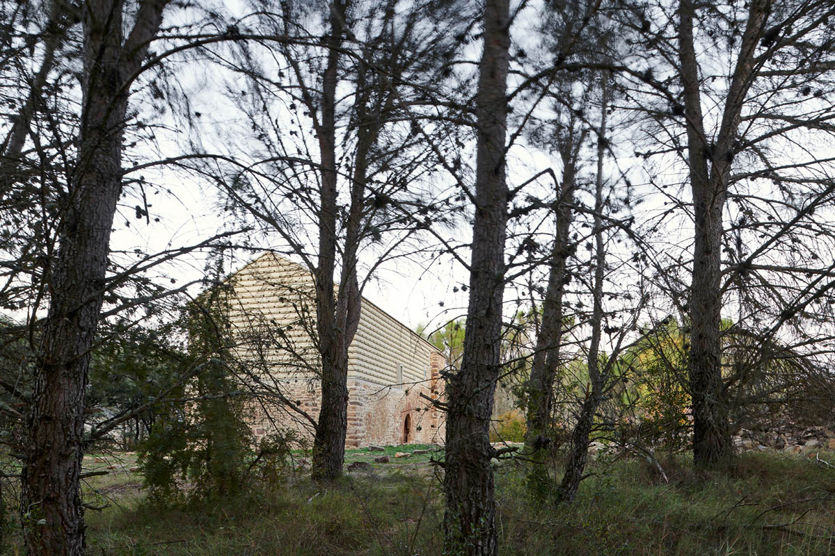 Sebastián Arquitectos SLP converts ancient hermitage into a resting space for pilgrims in Spain 