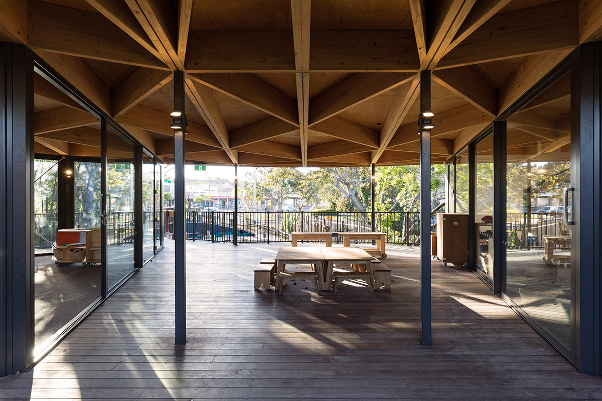 Smith Architects построила учебный центр для детей с круглой зеленой крышей в Новой Зеландии 
