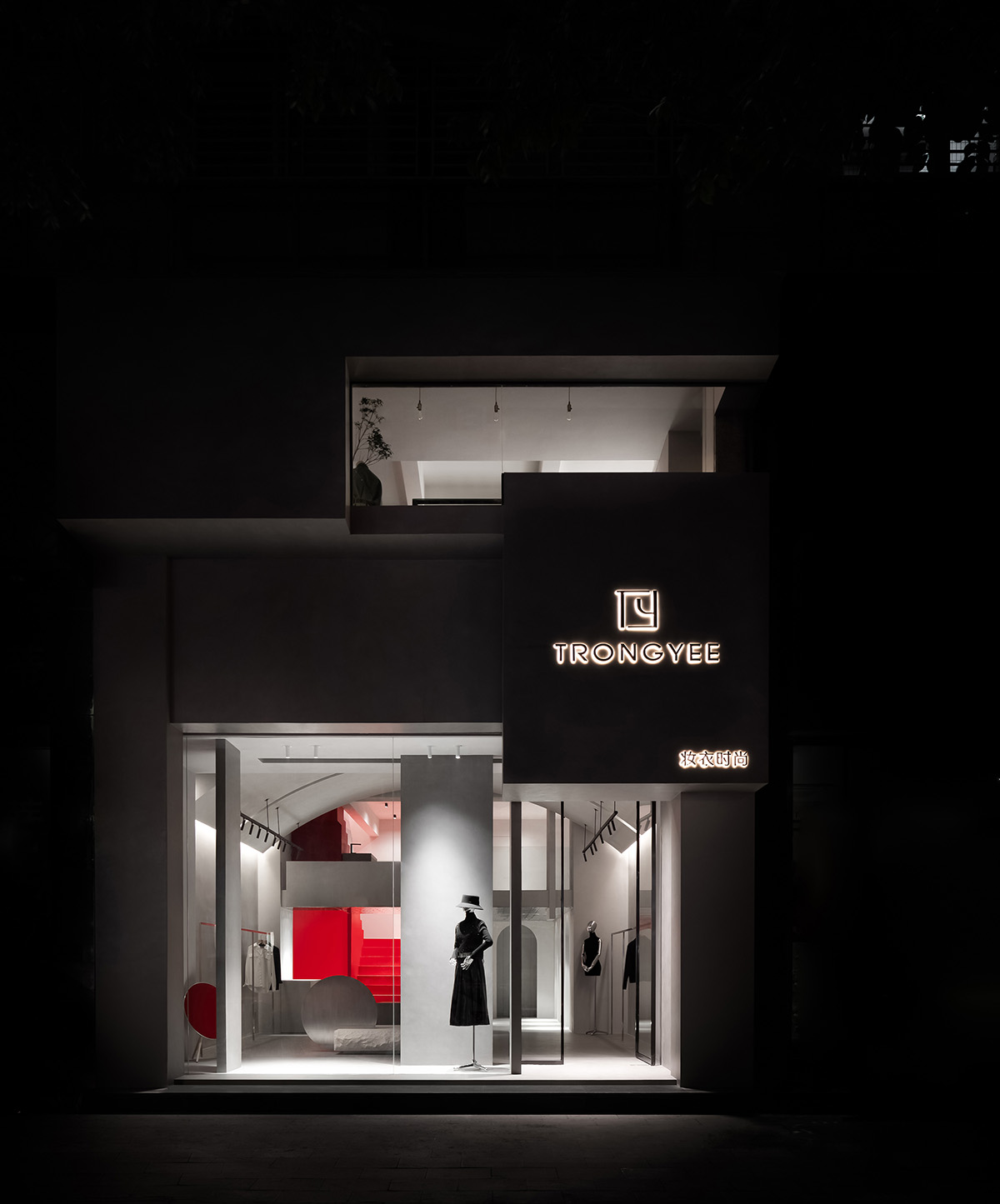 Grey and red colours combined with geometric shapes and shimmering ceiling for fashion store in China
