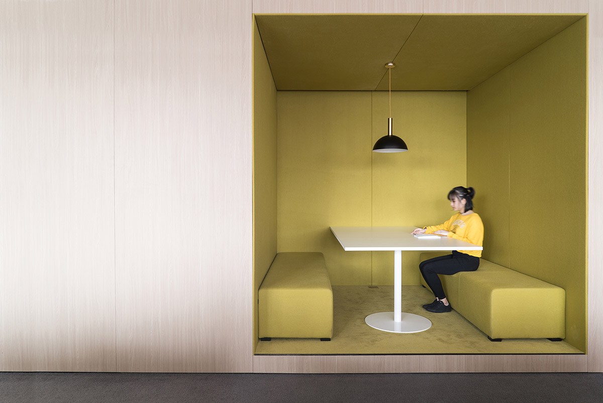 Peng & Partners Designed a Colorful Office that Seems like a Space Comes out of Mandrian's Painting