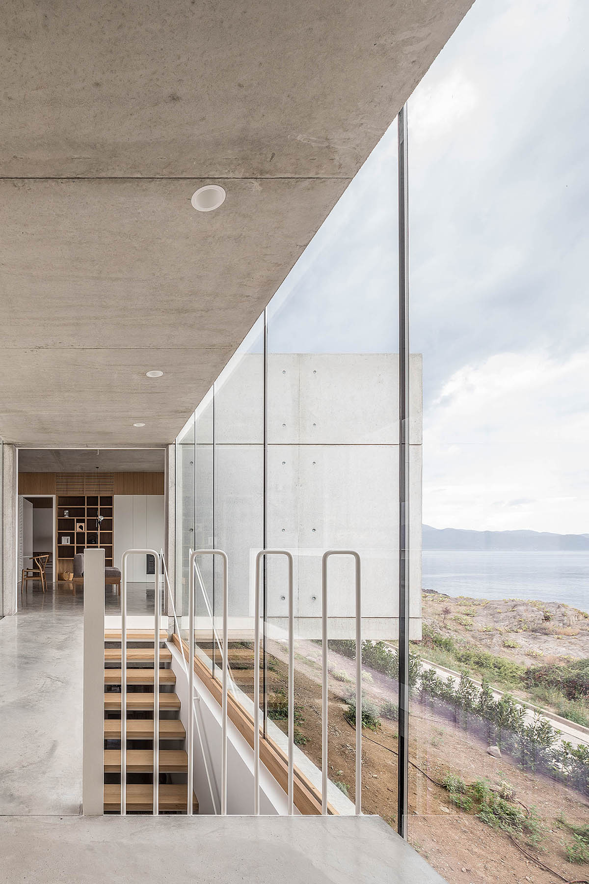 Marià Castelló Architecture completes family house with on a hilly topography in Spain 