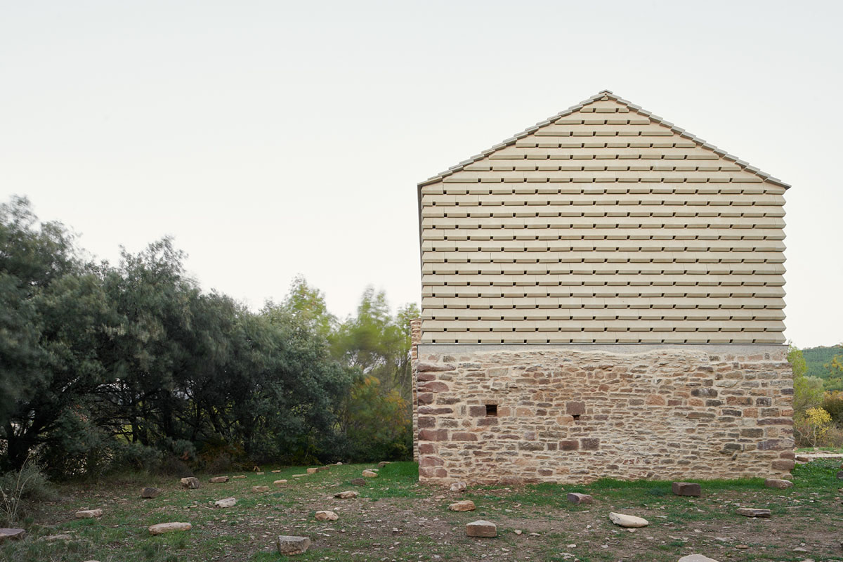 Sebastián Arquitectos SLP converts ancient hermitage into a resting space for pilgrims in Spain 