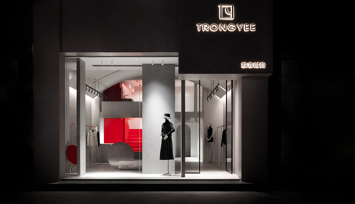 Grey and red colours combined with geometric shapes and shimmering ceiling for fashion store in China
