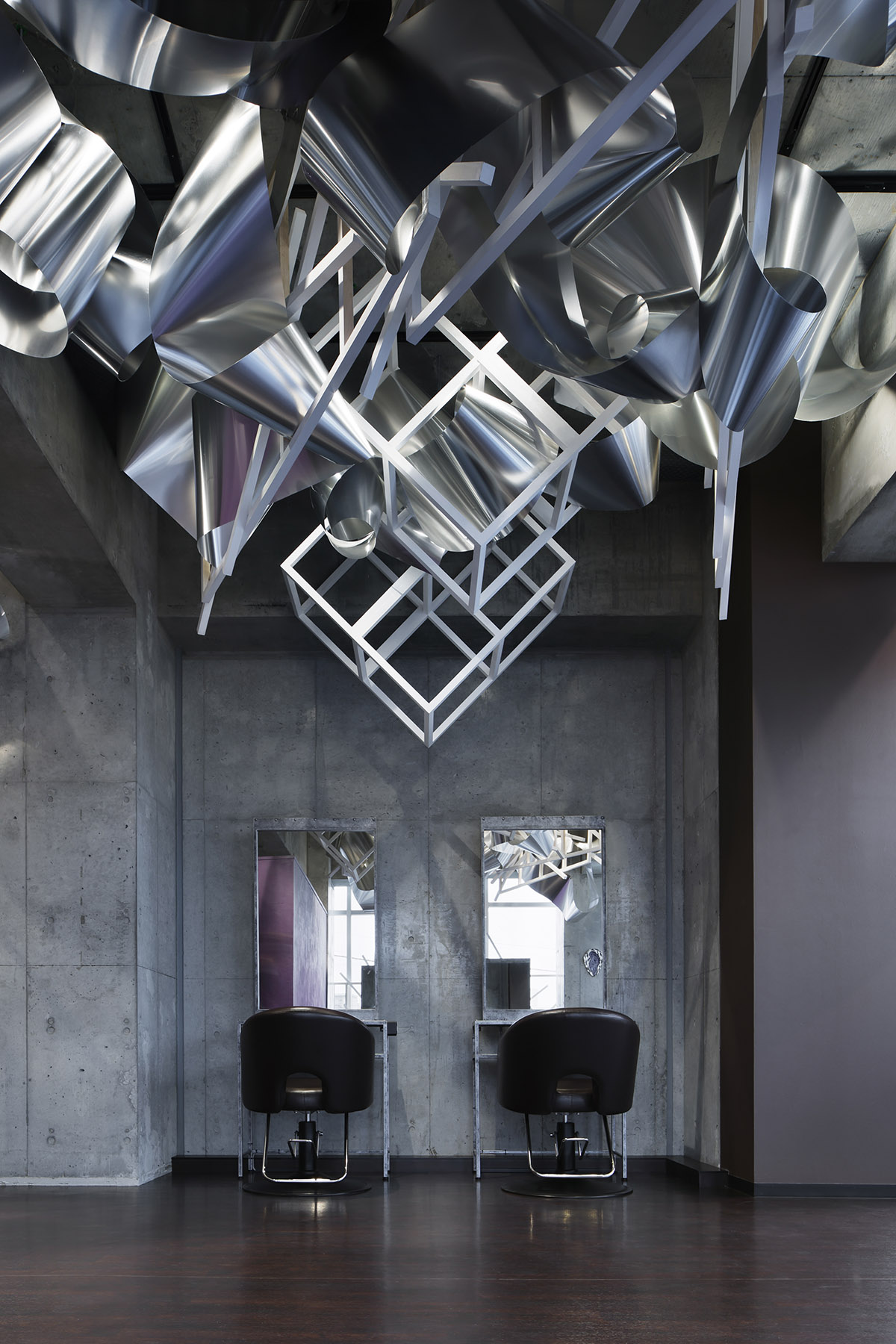 Moriyuki Ochiai creates infinite 3D surface by using thousands of aluminum sheets in a beauty salon