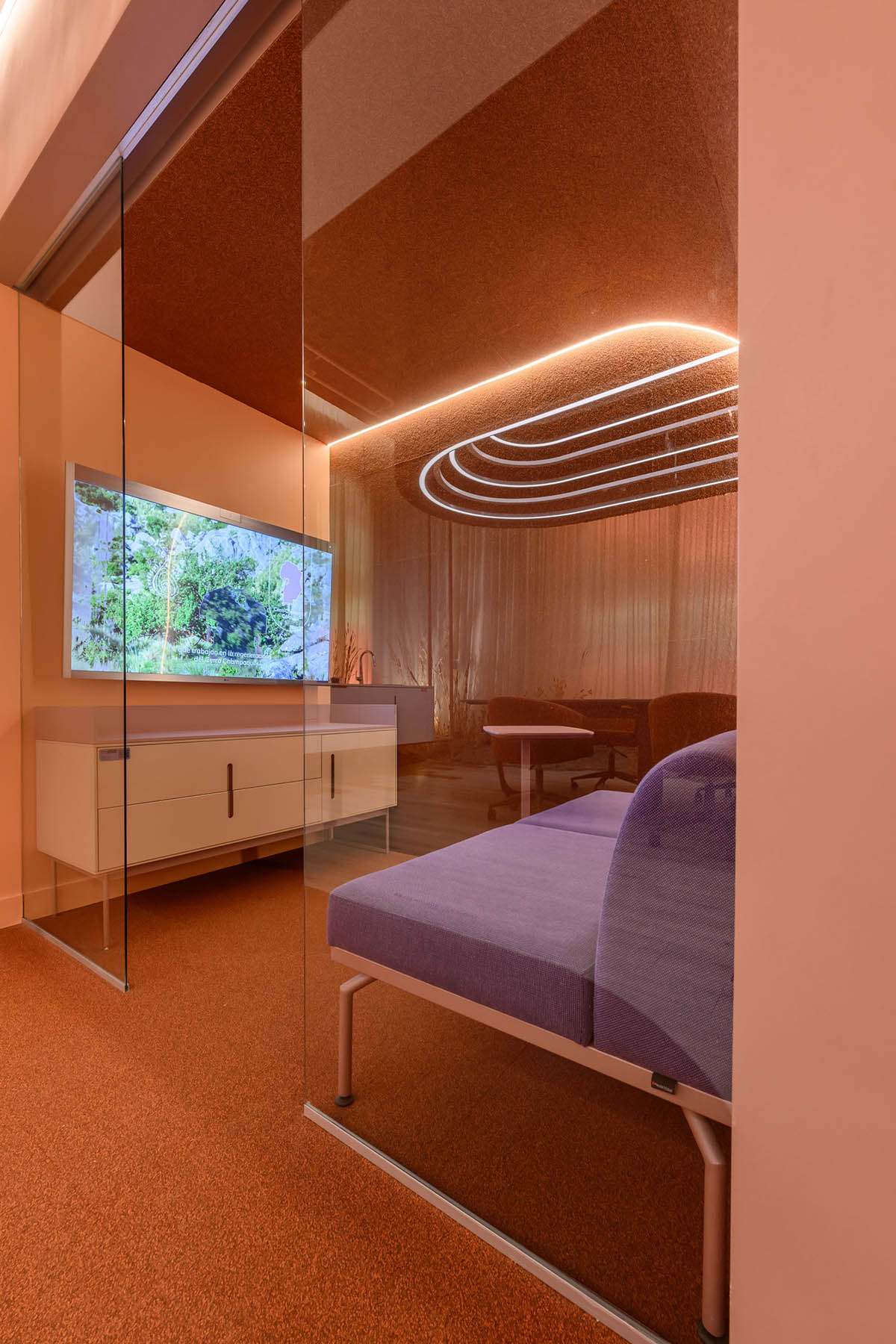 Estudio Ebras and Hause Möbel add orange hues and textures to home and office in Córdoba