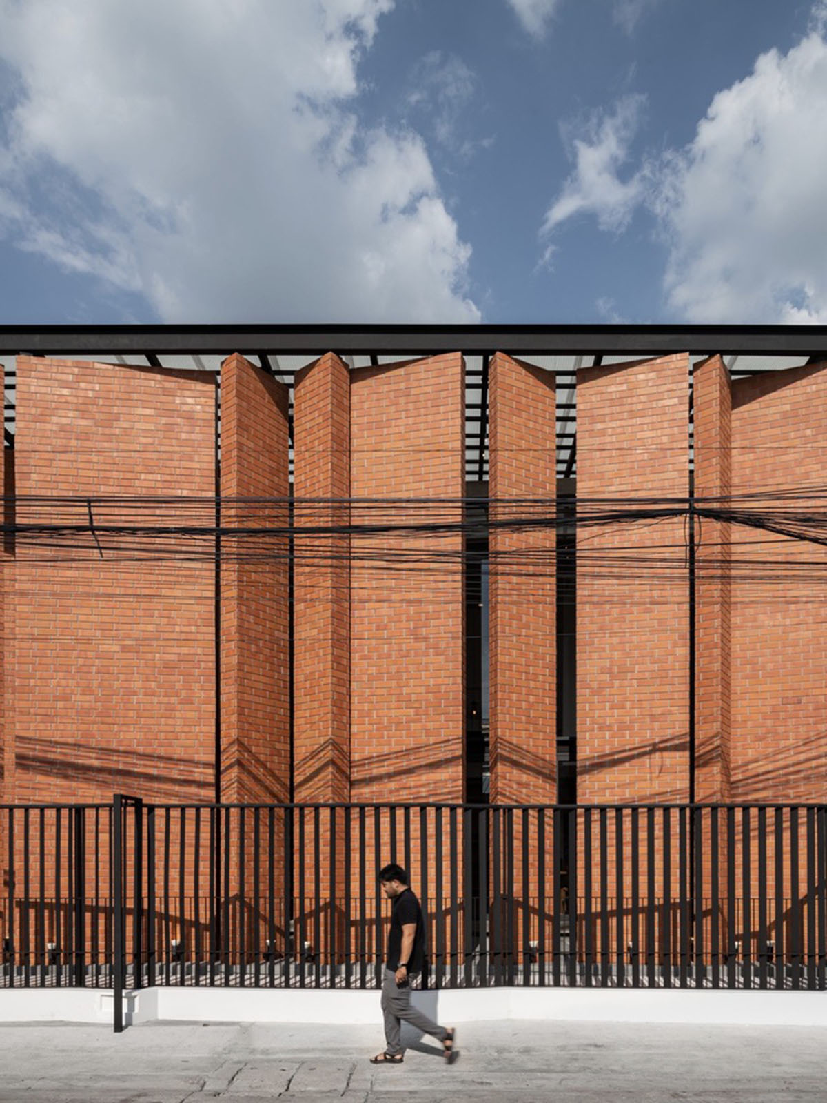 Gigantic terracotta-tile walls added to create a buffer zone in Pakkret House in Thailand