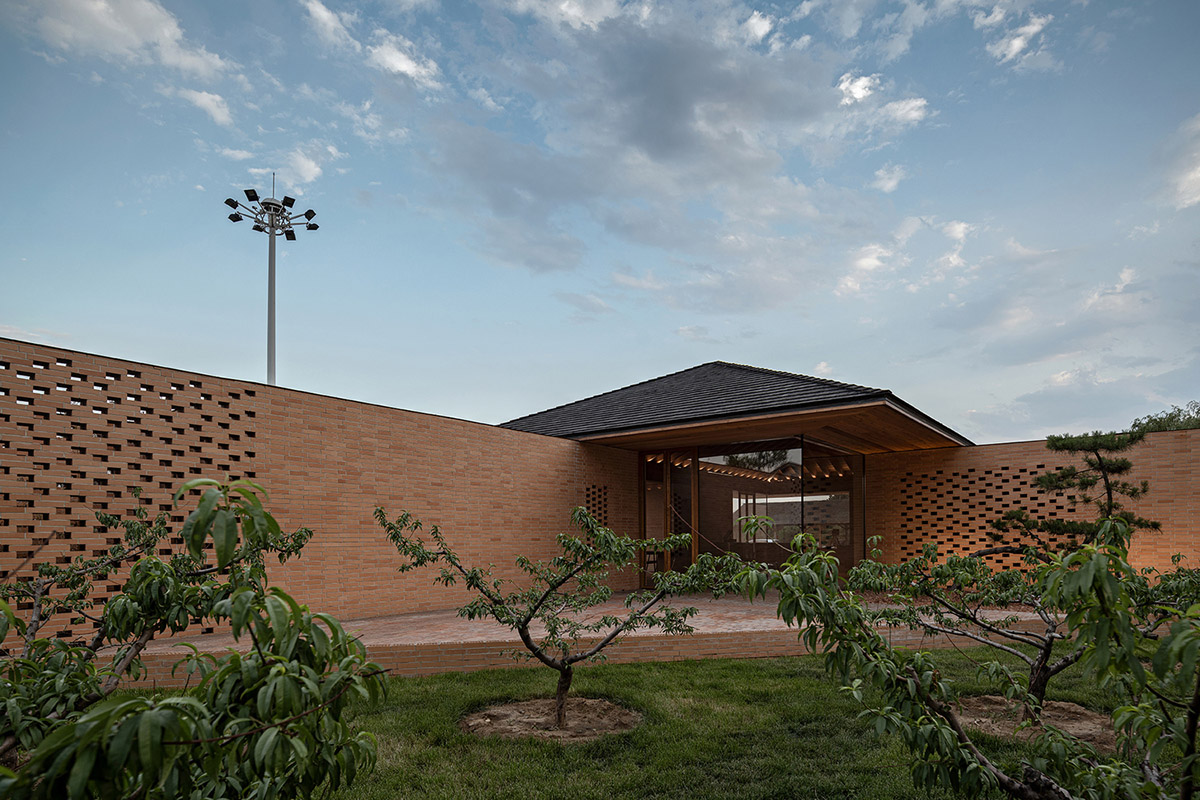 Protruding volumes form for this courtyard villa with beige shale brick in China