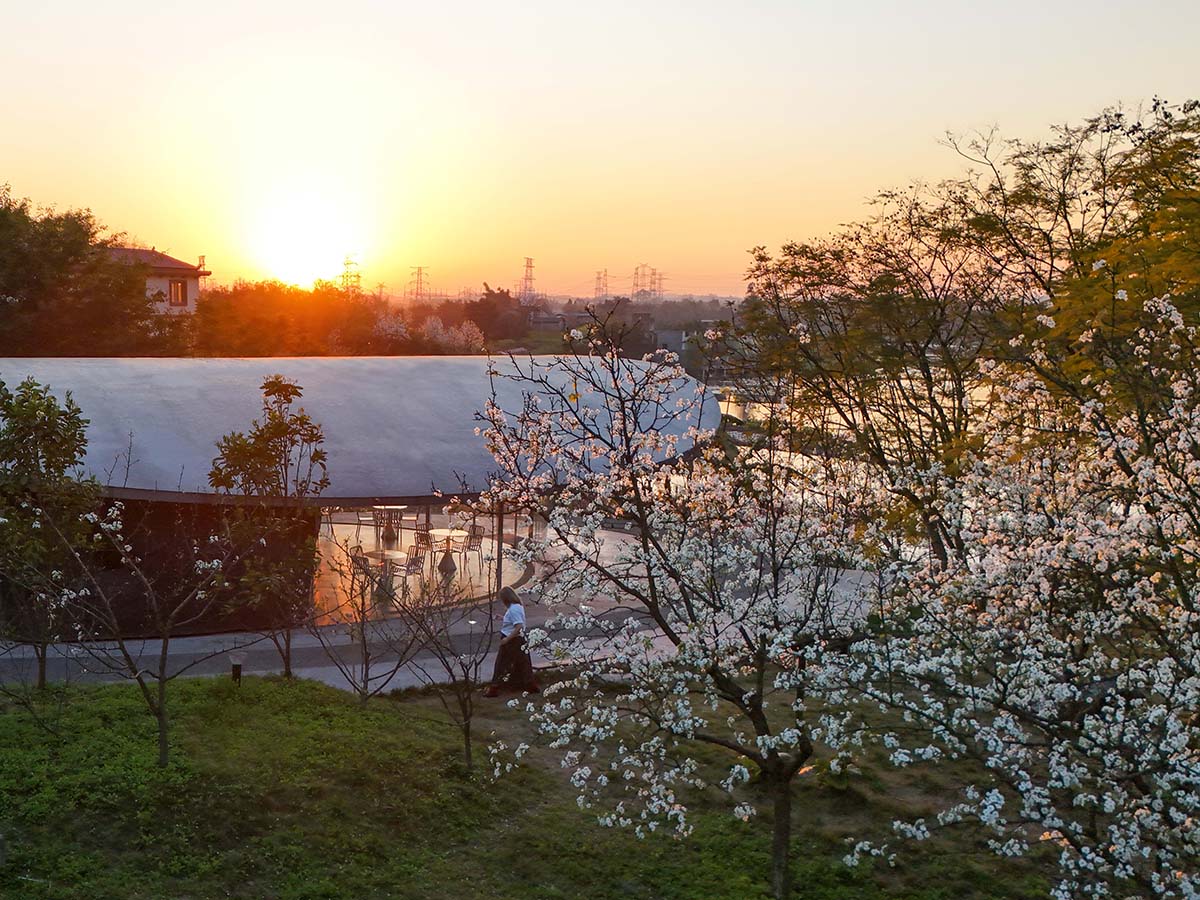 Archermit built a rock-shaped bakery supported by a giant stone in a Chinese village