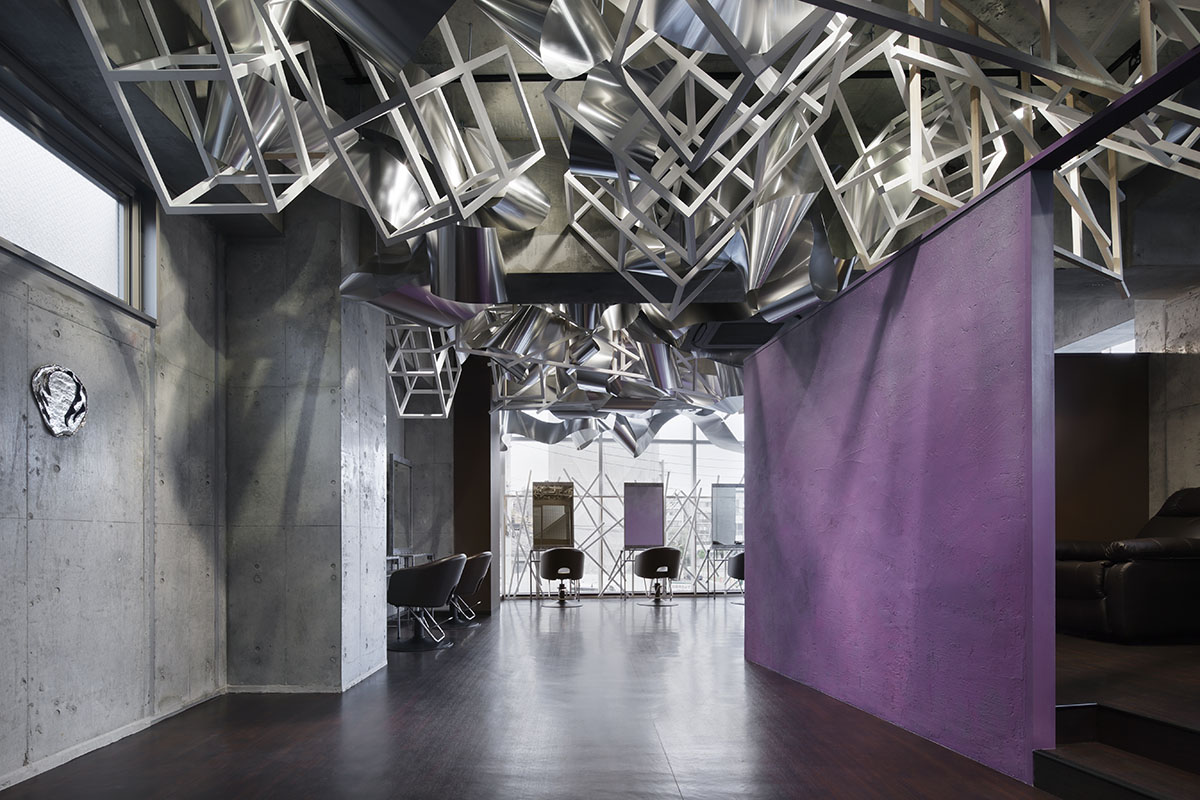 Moriyuki Ochiai creates infinite 3D surface by using thousands of aluminum sheets in a beauty salon