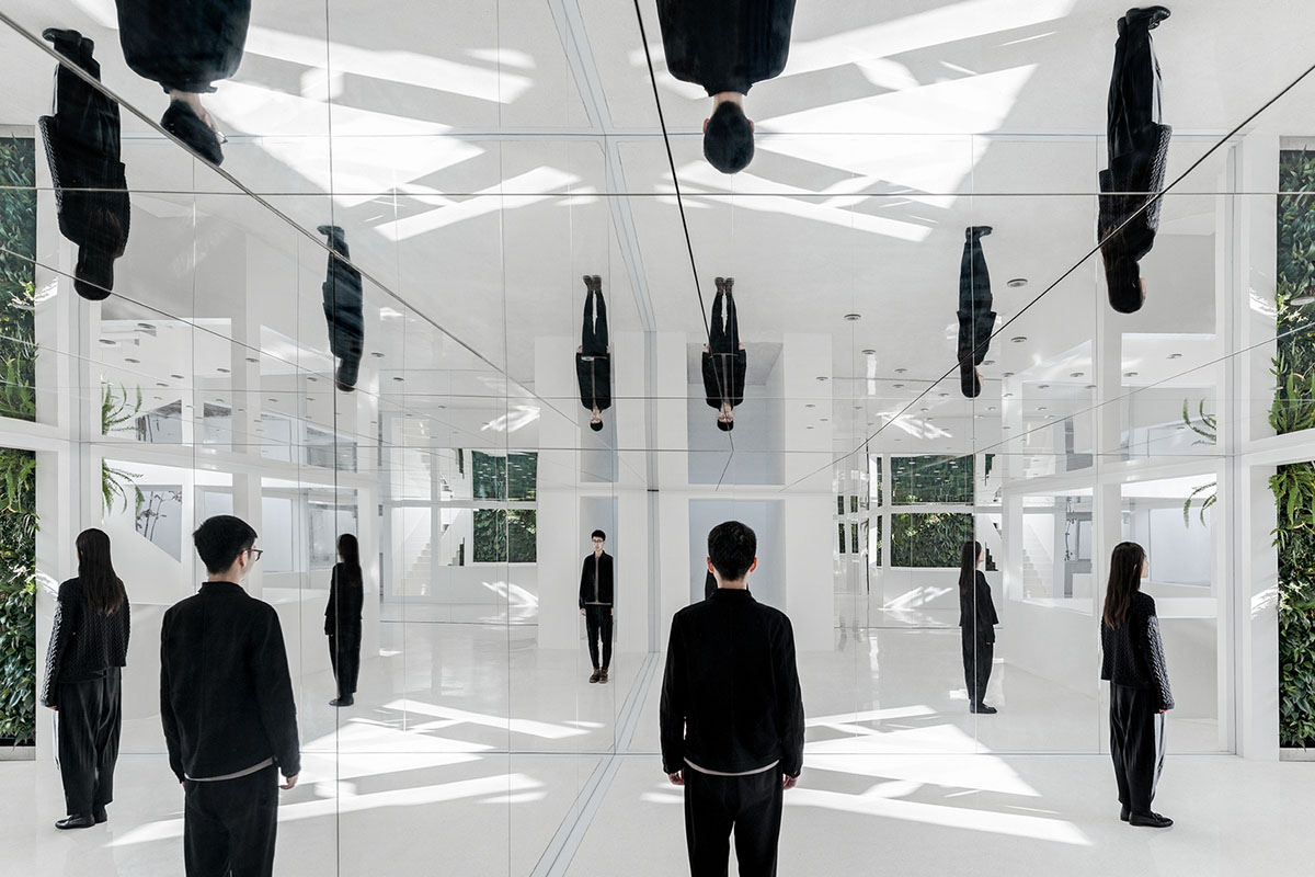 Archstudio transforms Beijing's old building into a multi-brand boutique with mirrored interior