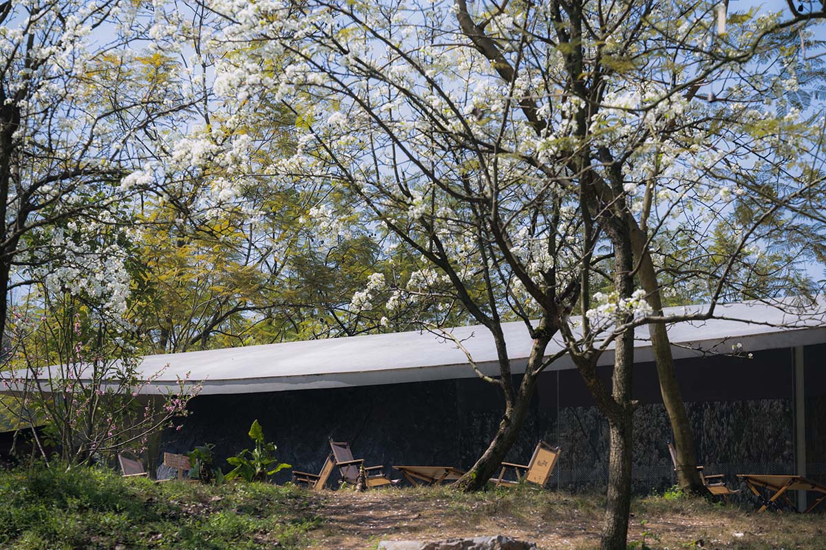Archermit built a rock-shaped bakery supported by a giant stone in a Chinese village
