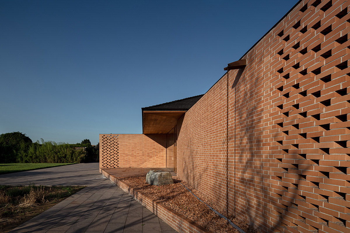 Protruding volumes form for this courtyard villa with beige shale brick in China