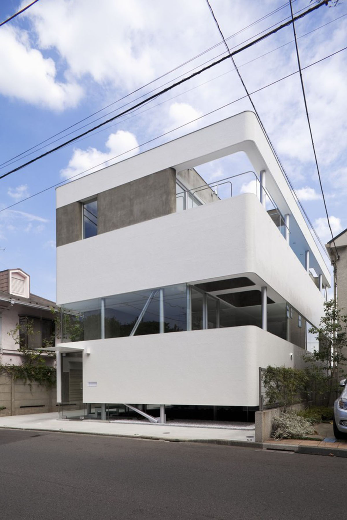 Casting moulds form this fluid private residence and dental clinic designed by N MAEDA ATELIER