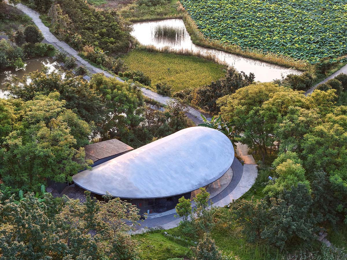 Archermit built a rock-shaped bakery supported by a giant stone in a Chinese village