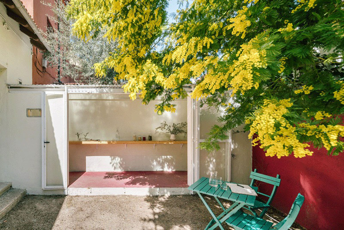 Pía Mendaro converts old house into an artist residence with floating mezzanine floor in Madrid