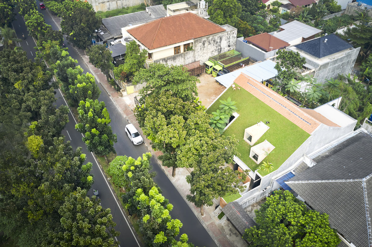 RAD+ar redesigns old vernacular building with tropical architecture as its main office in Jakarta