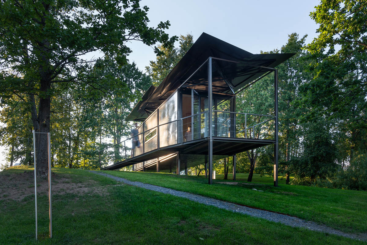 ŠA atelier designs linear black metal cabin to frame the view on natural terrain of Lithuania