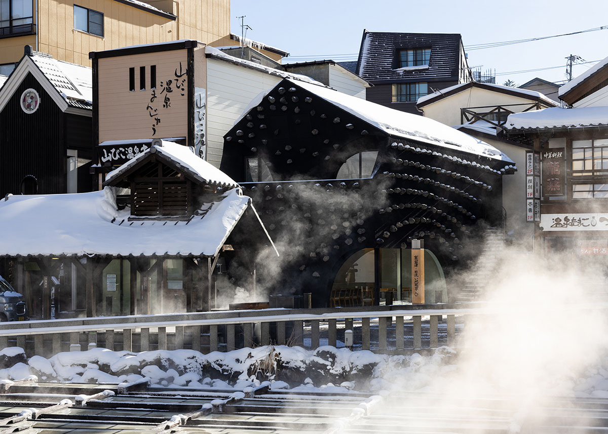 Kengo Kuma and Associates добавляет камни к наружным стенам небольшого отеля в префектуре Гумма, Япония. 