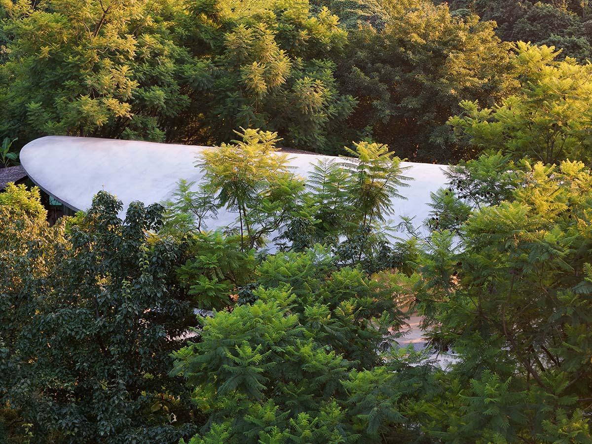 Archermit built a rock-shaped bakery supported by a giant stone in a Chinese village