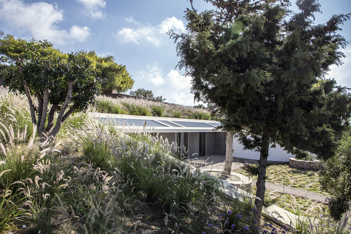 Scapearchitecture embeds summer residence into landscape towards the sea on Paros Island