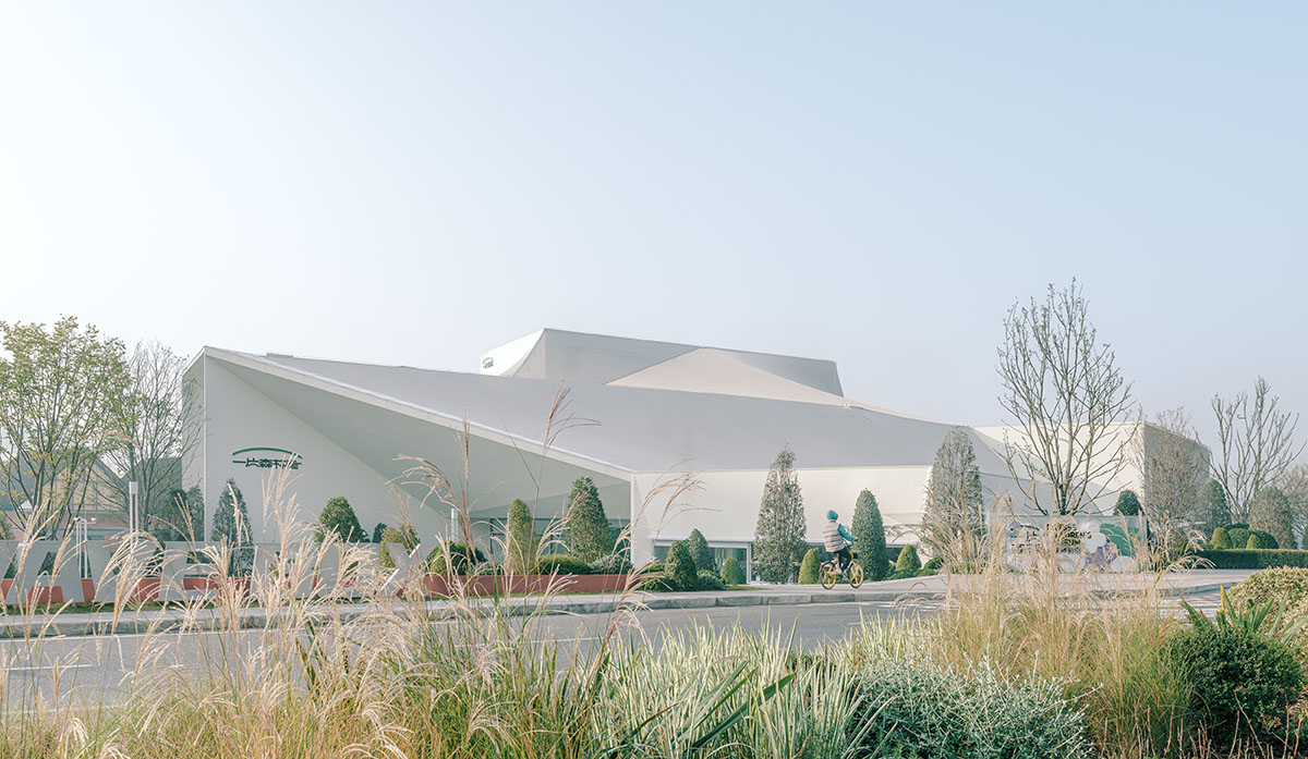 DL atelier designs an iceberg-like children's museum in China 