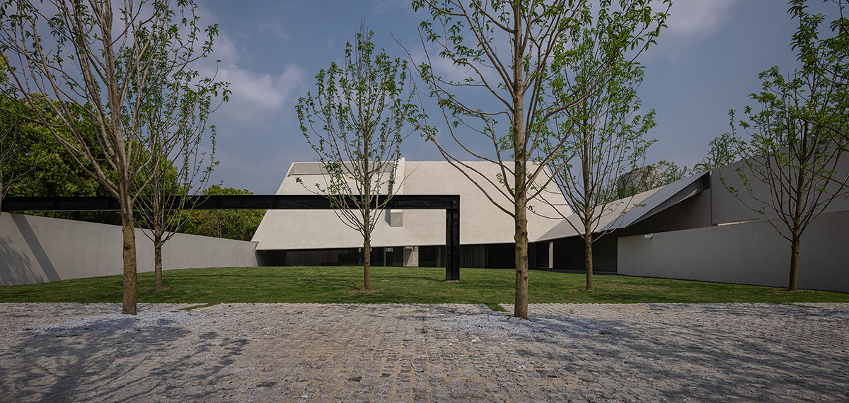 Atelier Deshaus built a memorial with enclosed walls to create a