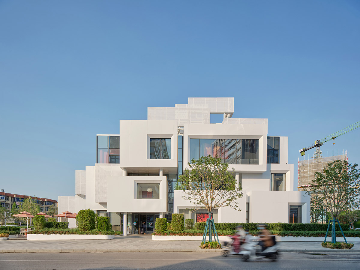 Wutopia Lab completes a Living Theatre Mount with white stacked volumes in China